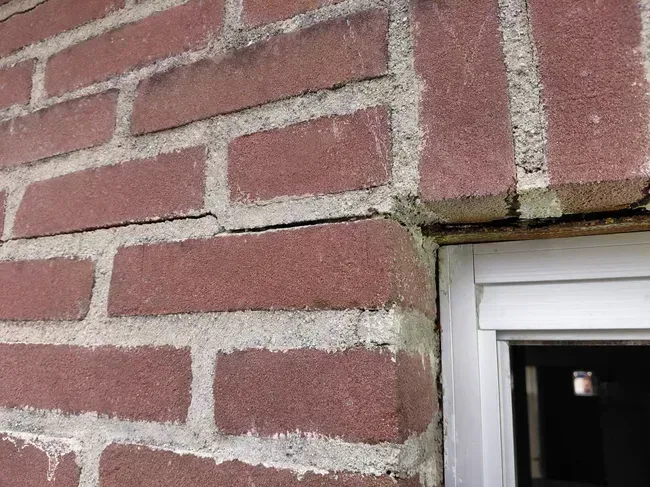 Gedetailleerde inspectie van een gevel door Leudal Bouwkeuring